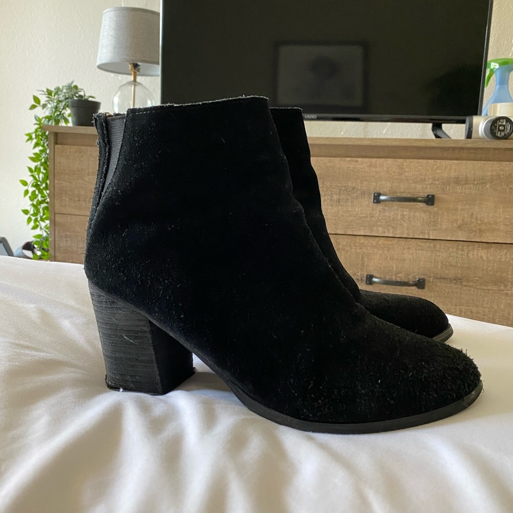 urban outfitters black suede booties